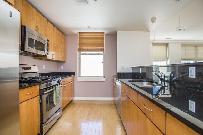 Building Photo - 323 Boylston St