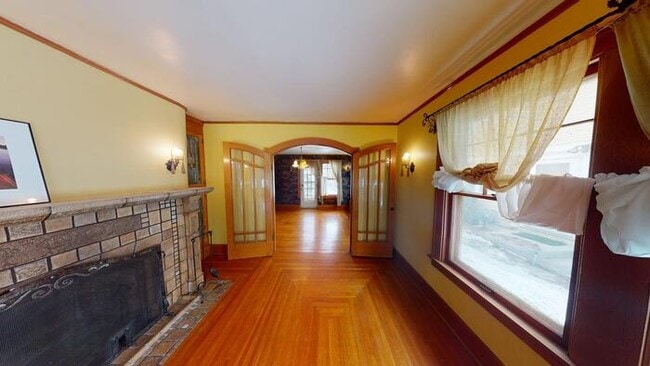 Building Photo - 206 W Custer Park St