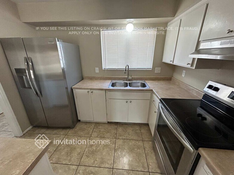 Building Photo - 8527 W Vale Dr