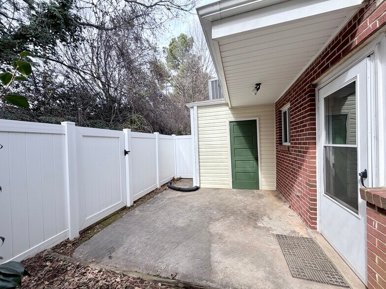 Building Photo - 2375 Champion Ct