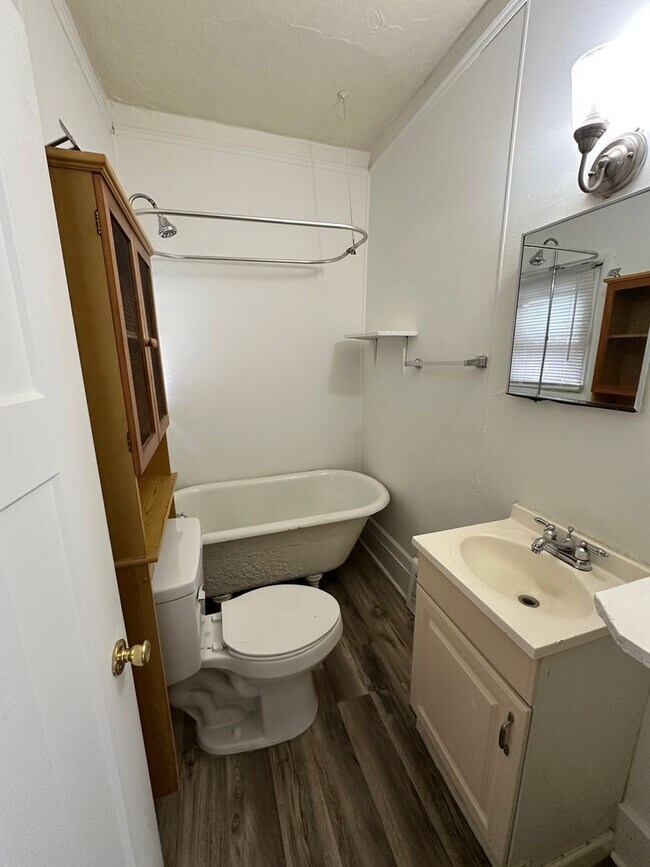 Building Photo - 44 Vandine Pl NE