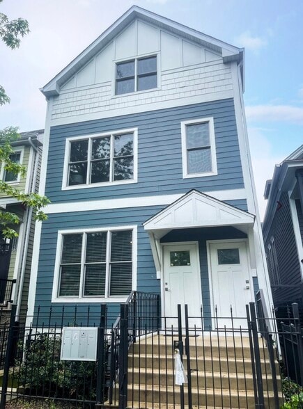 Building Photo - 3114 N Southport Ave