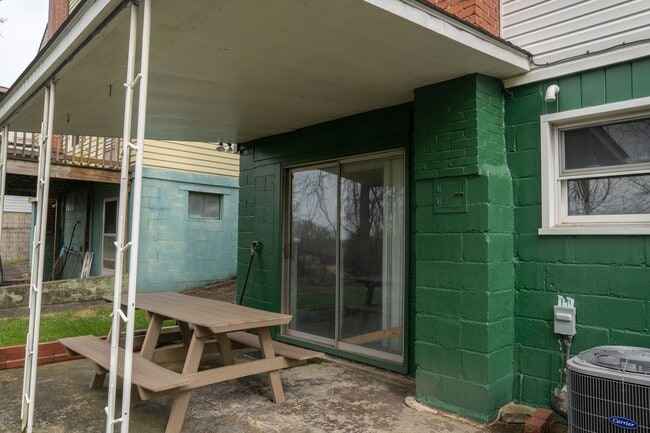 Building Photo - AVAILABLE JULY 1ST!! DON'T MISS this FANTASTIC home in a PRIME LOCATION!