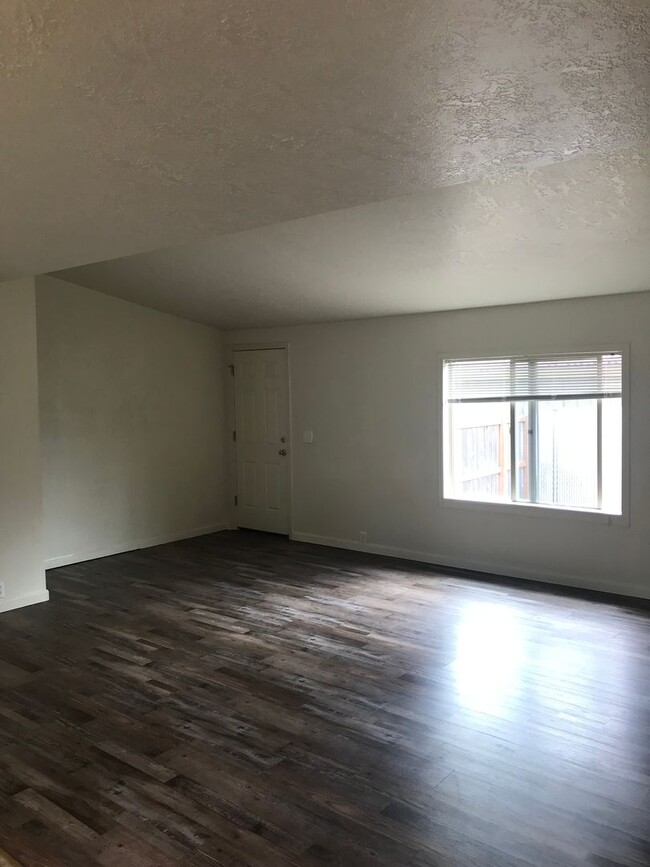 Building Photo - Pet Friendly! 4 bedroom Home in South Corv...