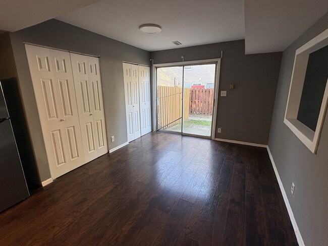 Building Photo - 4W S Fernwood Dr