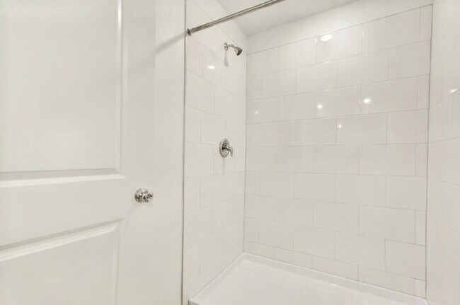 Building Photo - Charming 3-Bedroom Home with 2.5 Baths in ...