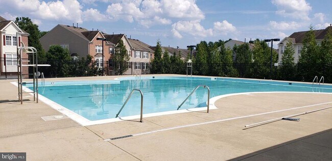 Building Photo - 7721 Valley Oak Dr