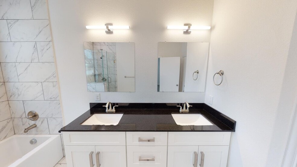 Building Photo - Beautifully renovated Bishop Arts District home near Lake Cliff Park