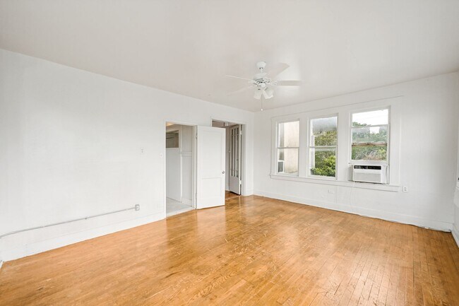 Building Photo - 514 E Park Ave