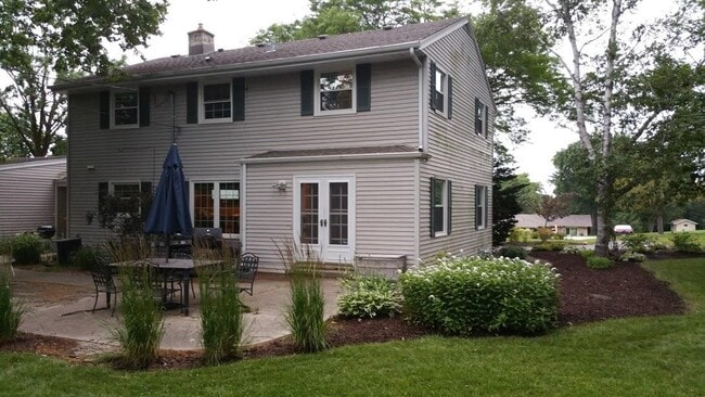 Building Photo - 16840 Fairview Ct