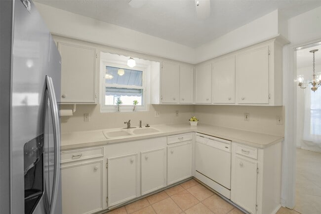 Building Photo - 8415 Braesdale Ln