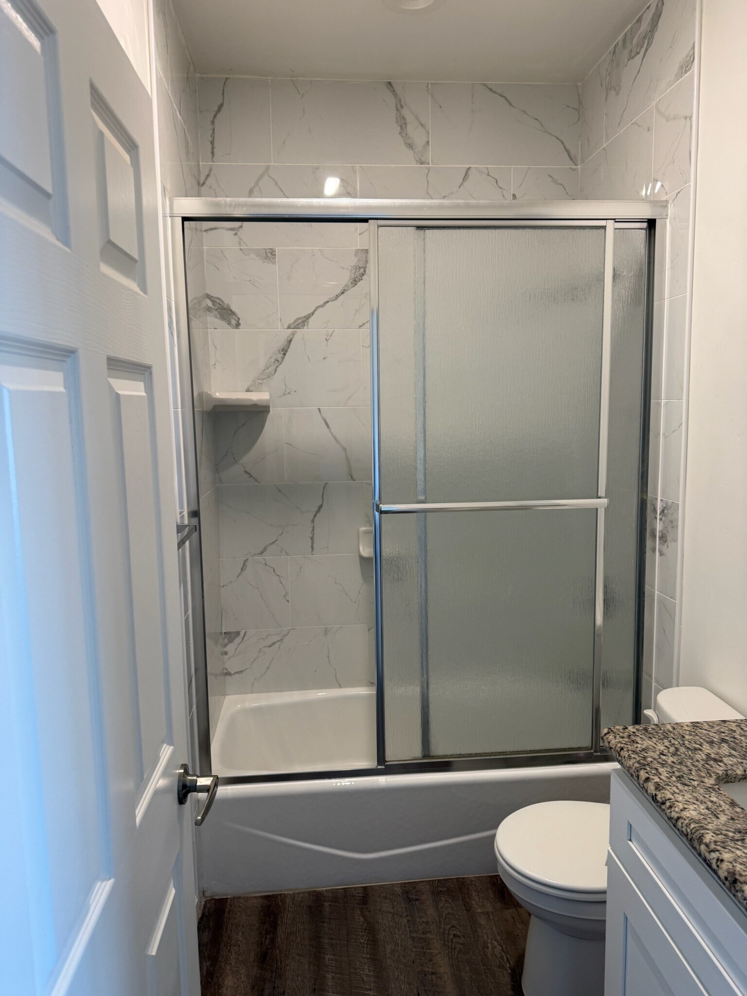 Shower tub bathroom - 471 E Newlove Dr