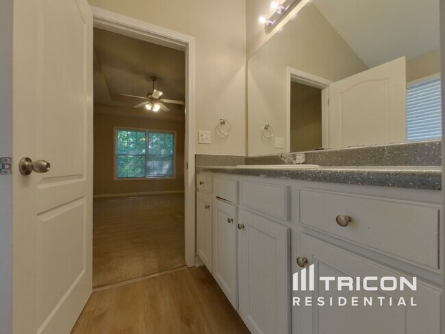 Building Photo - 4650 Camelot Dr