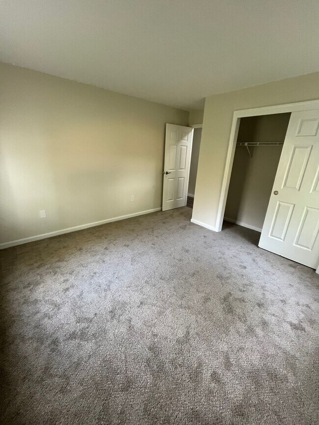 Building Photo - Renovated Apartment available in Rochester, NH!