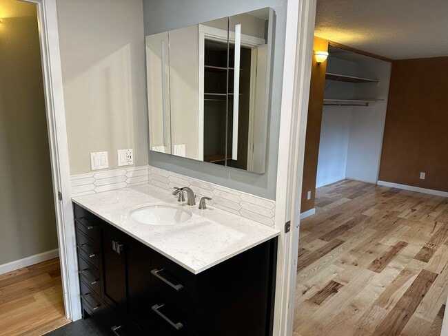 Building Photo - Beautifully updated 4 bedroom 2 bathroom h...