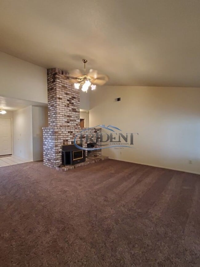 Building Photo - Beautiful Yuba City home on a large lot