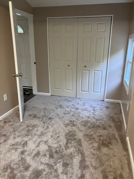 bedroom - 372 N Madison Ave