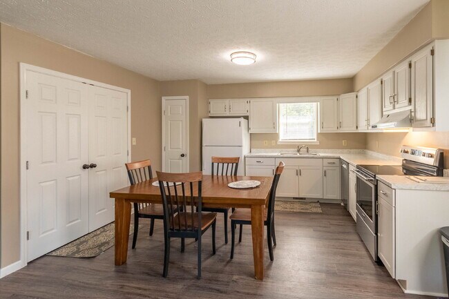 Building Photo - Corporate / Seasonal / Mid-term Rental - Furnished