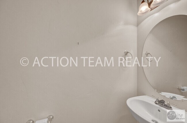 Building Photo - Mid-Row Townhome in Riverton