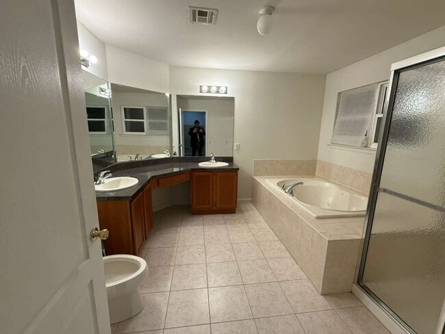 Building Photo - Stunning Home with Private Pool in Manchester