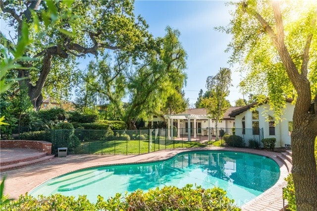 Building Photo - 5054 Encino Ave