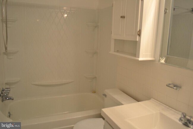 Building Photo - 1523 Colonial Dr