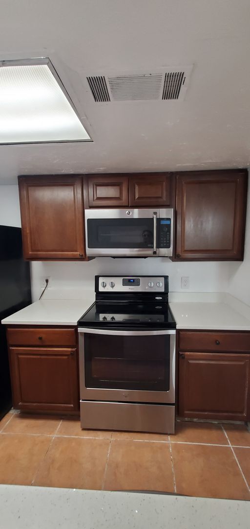Building Photo - Spacious 2 bedroom near the Mall at Millenia