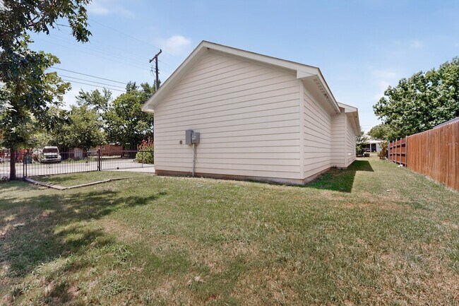 Building Photo - 213 S Baugh St