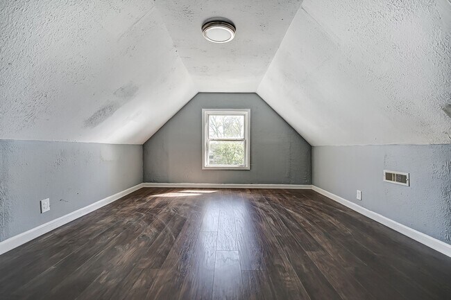 Building Photo - Charming 4 bedroom, 1 bathroom