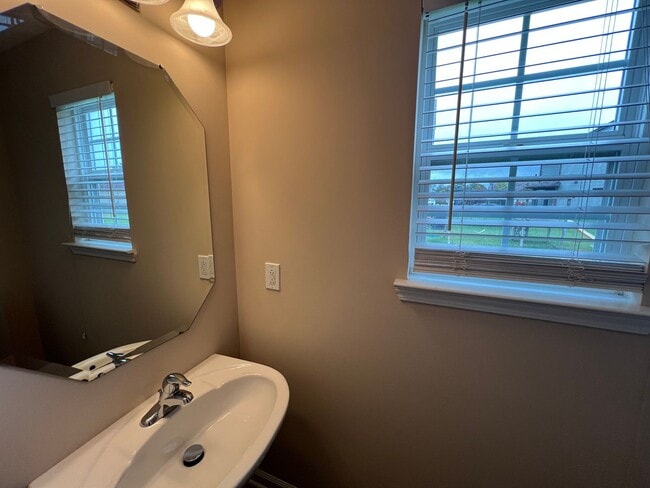 Building Photo - Cute 3 BR 2.5 BA Home Located in Culdesac in Evergreen Farms