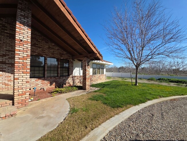 Building Photo - Gorgous 3 Bedroom 2/5 Bath Country Home