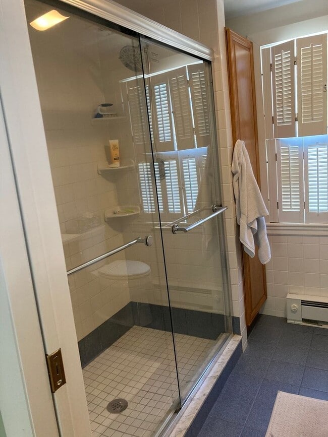 Building Photo - Gorgeously Renovated House in Newton 5bed/2.5 Bath - Parking included!