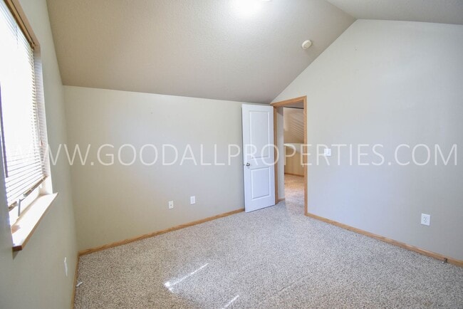 Building Photo - 3 Bedroom, 2.5 Bath 1 1/2 story first floor master suite -Townhome in Urbandale with 2-Car attach...