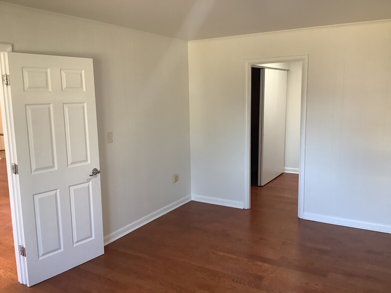 Bedroom1_suite - 7505 Democracy Blvd