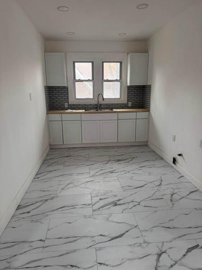 Building Photo - 13944 Winthrop St