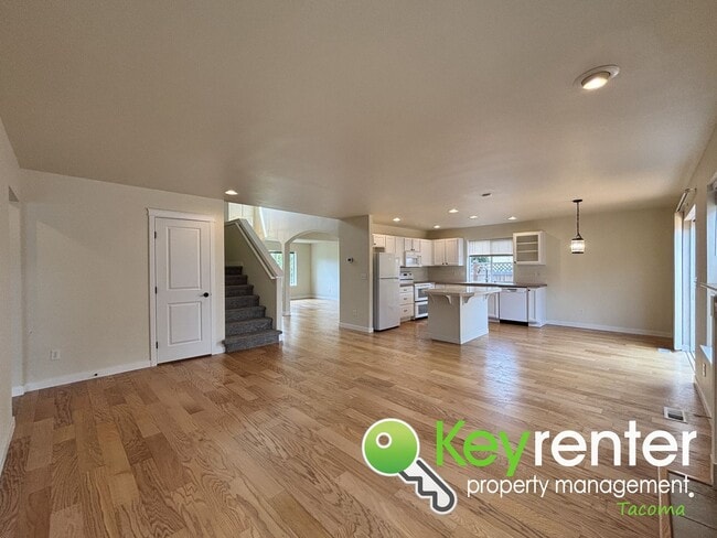 Building Photo - Newly Updated 5-Bedroom Home in Quiet Span...