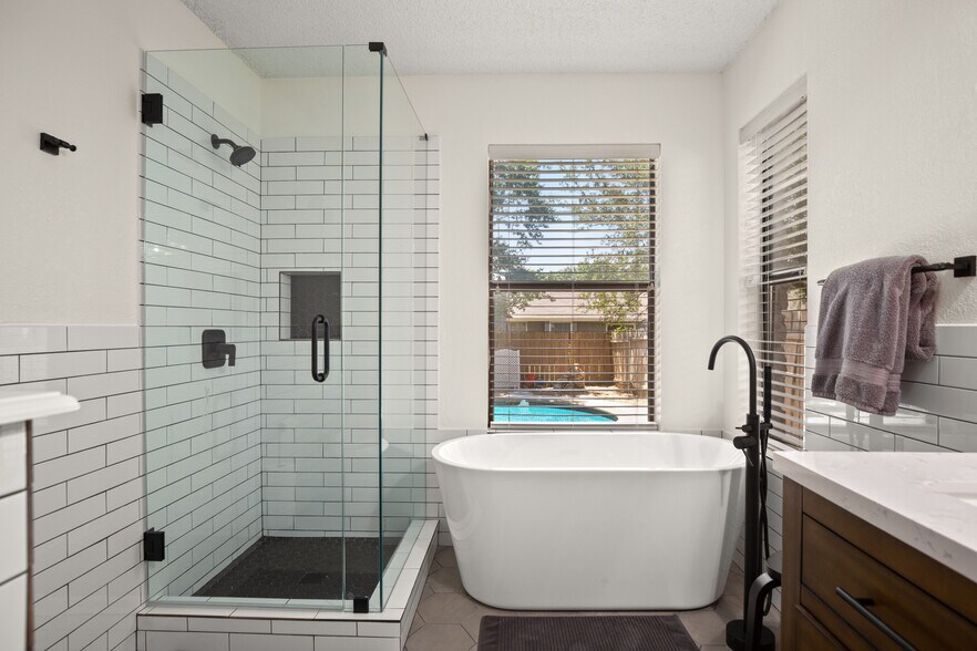 Full bathroom 2 - 8309 Priest River Dr