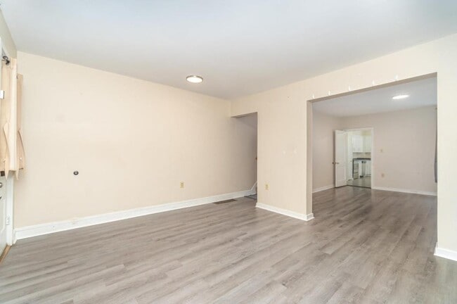 Building Photo - 602 W Louther St