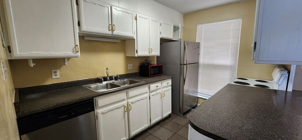 Building Photo - 188 Paris Cir