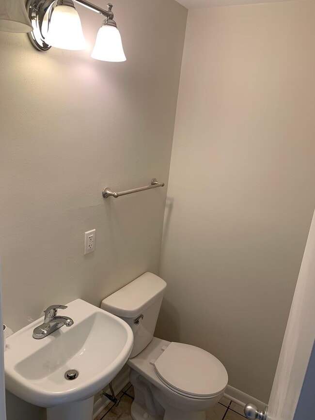 Building Photo - Spacious 3 bd 1.5 bth Raised Ranch Duplex