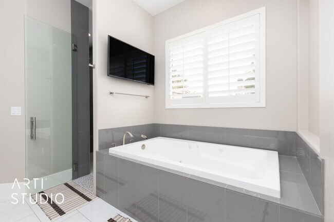 Building Photo - Gorgeous 5 bed 4 bath furnished home in Li...