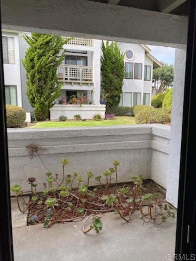 Building Photo - 546 Via De La Valle