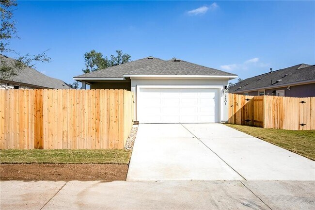 Building Photo - 2801 Stone Branch Dr