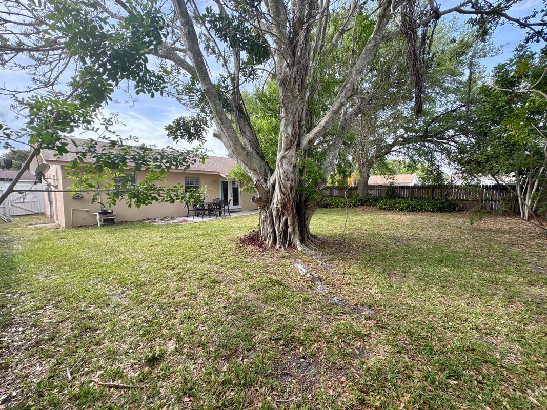 Building Photo - 2147 Sandalwood Dr