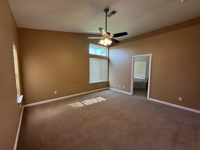 Building Photo - Spacious and Beautiful 4 bedroom luxury ho...
