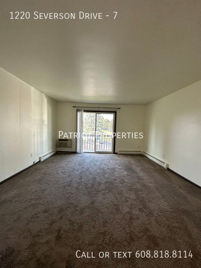 Building Photo - 1 bedroom/ 1 bath apartment in Sun Prairie...