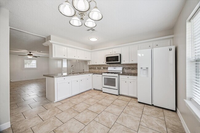 Building Photo - 23103 Berry Pine Dr