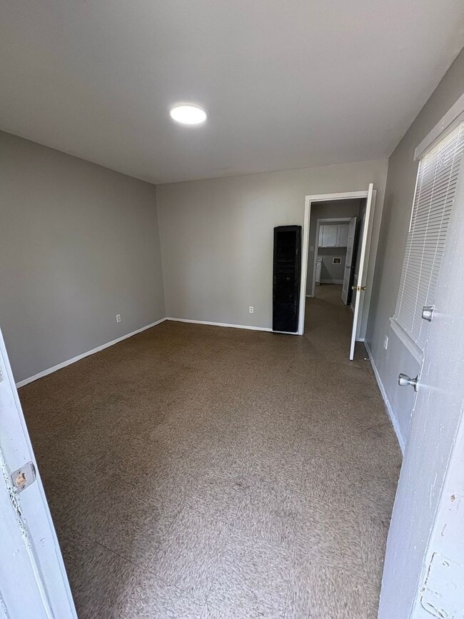 Building Photo - Charming 2 bedroom 1 bath duplex - Open To Section 8
