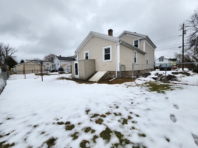 Building Photo - Large 4-Bedroom Home with a Spacious Layout.