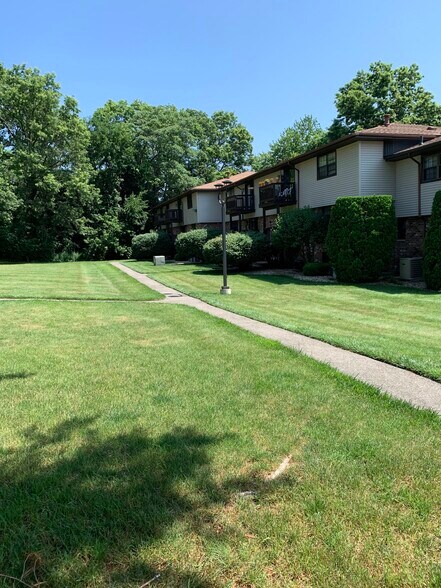 Building Photo - 18 Surrey Dr